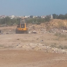 تنظيف حواشي الطريق وقلع الأعشاب